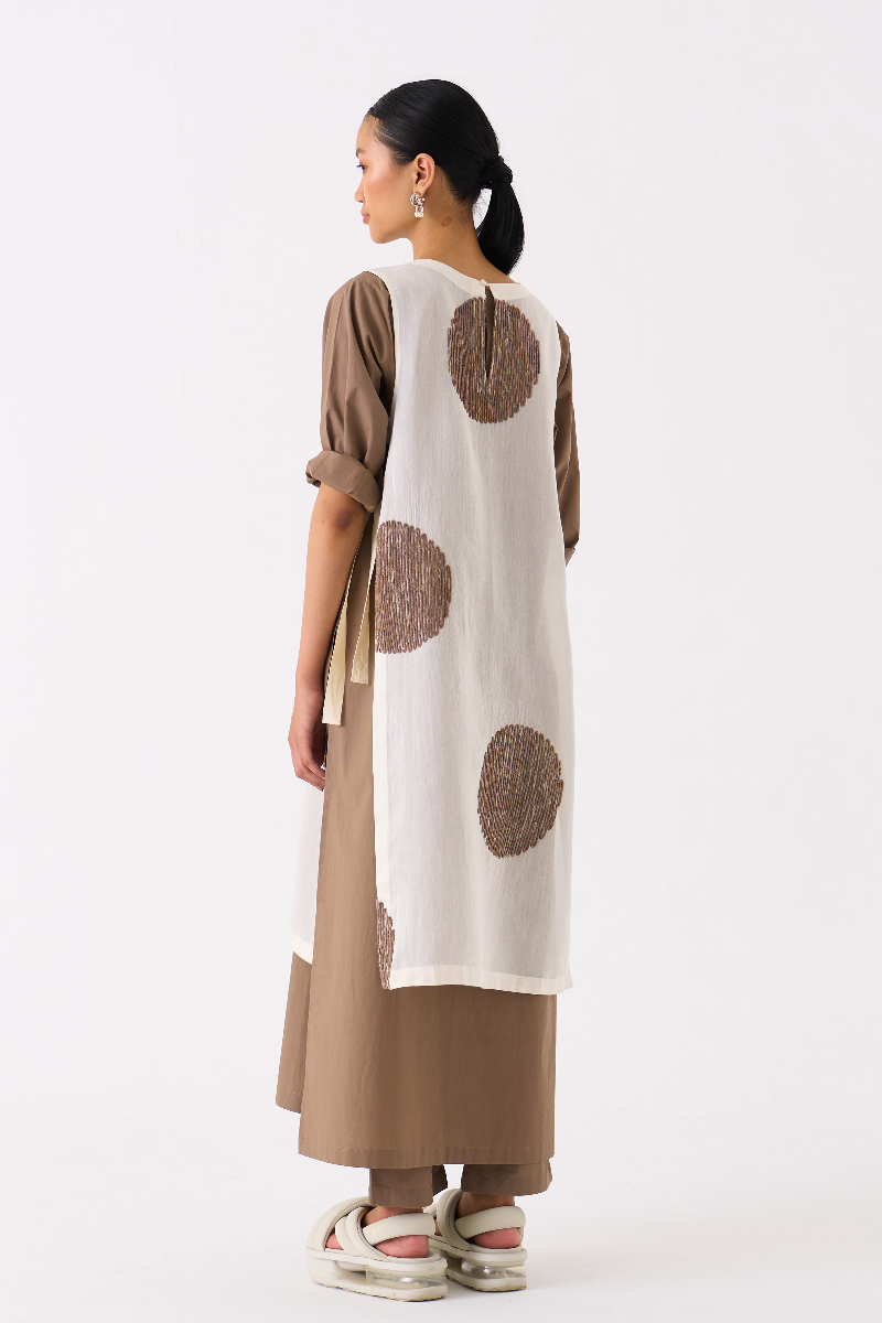 SIDE TIE OVERLAY TUNIC-OVERLAY : IVORY
TUNIC : CEDAR poplin by THREE for women in Singapore