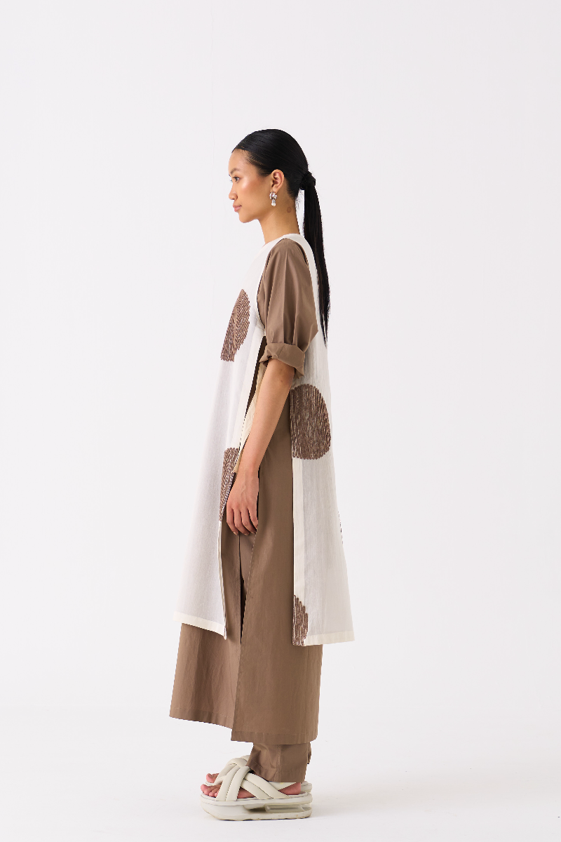 SIDE TIE OVERLAY TUNIC-OVERLAY : IVORY
TUNIC : CEDAR poplin by THREE for women in Singapore