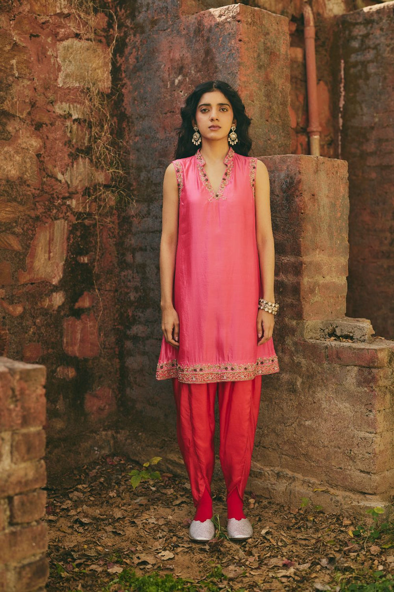 NOORPARI & SURKH KURTA & PANT