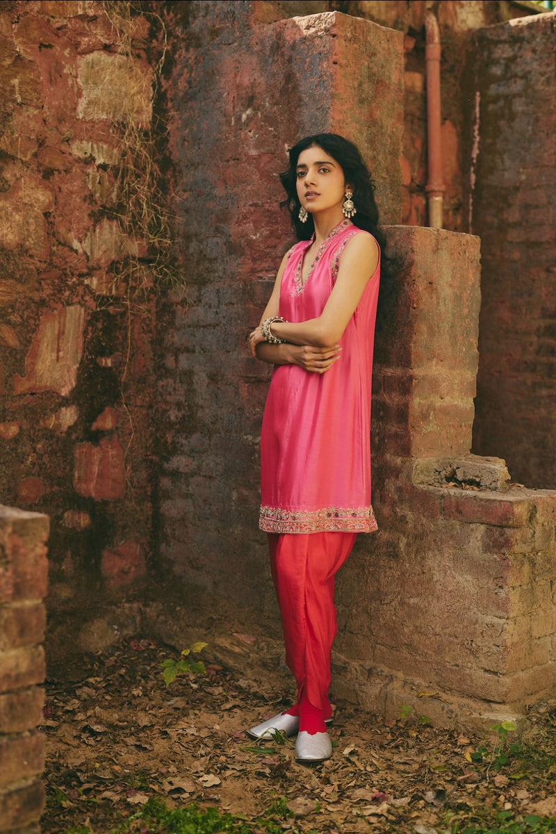 NOORPARI & SURKH KURTA & PANT