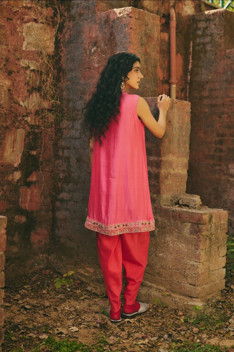 NOORPARI & SURKH KURTA & PANT