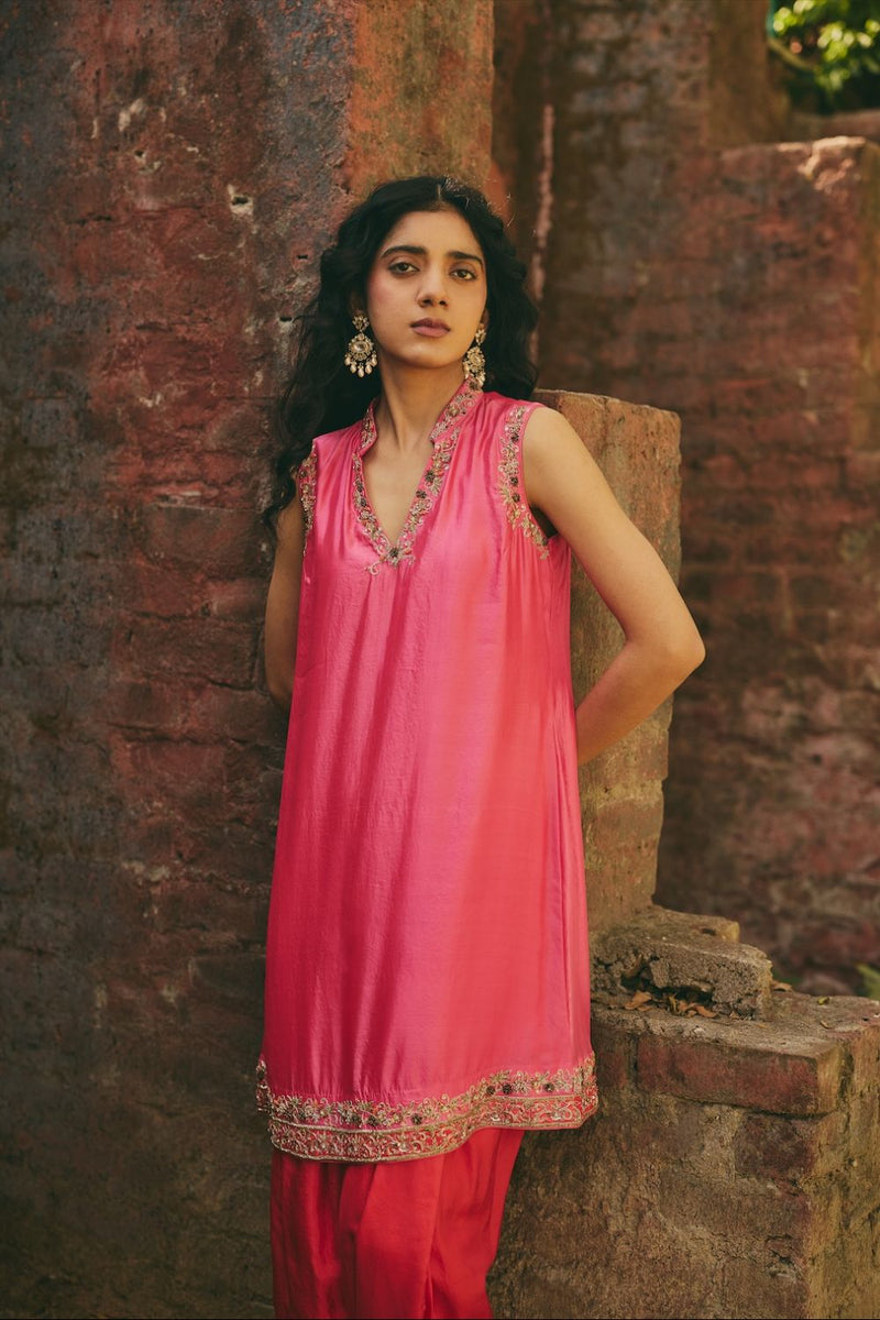 NOORPARI & SURKH KURTA & PANT