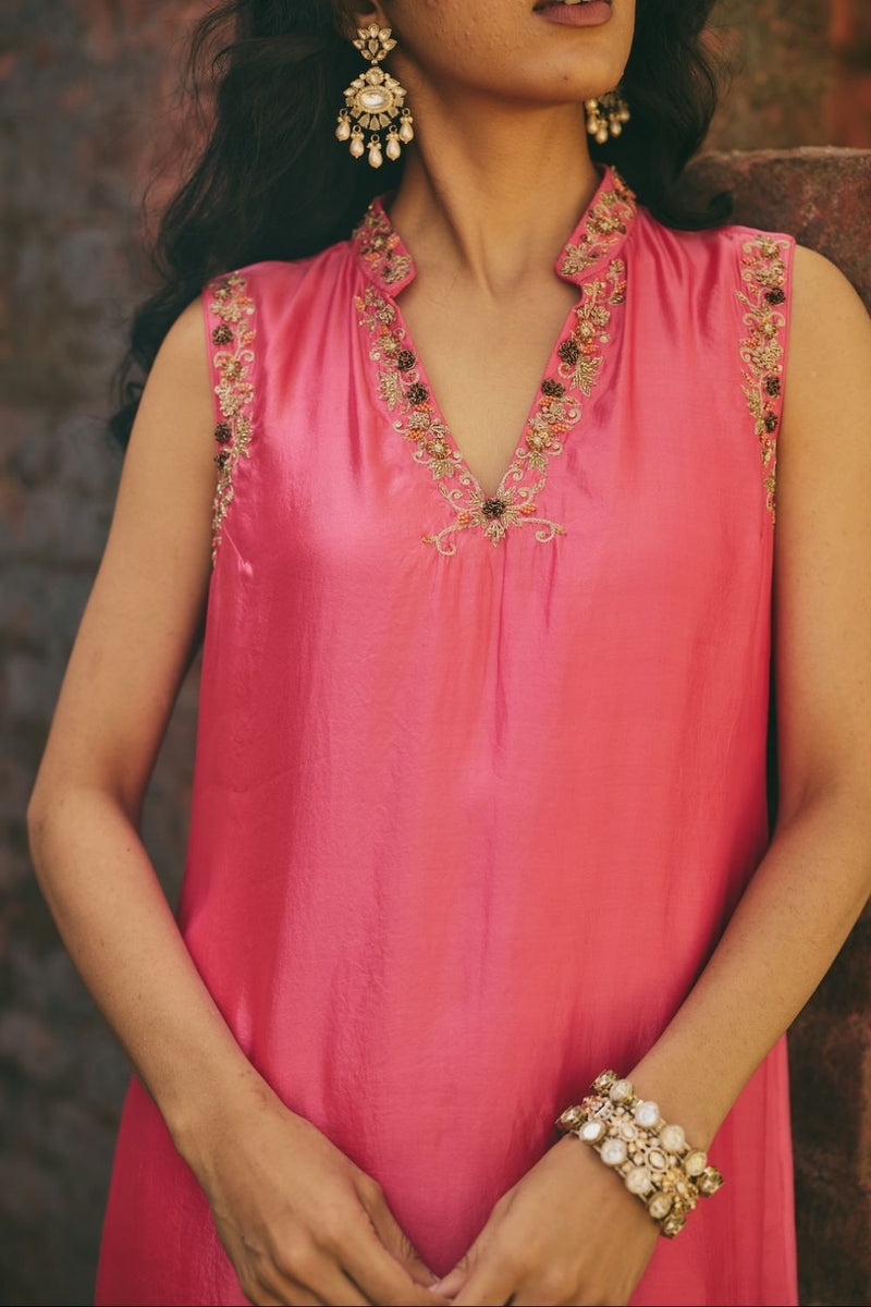 NOORPARI & SURKH KURTA & PANT