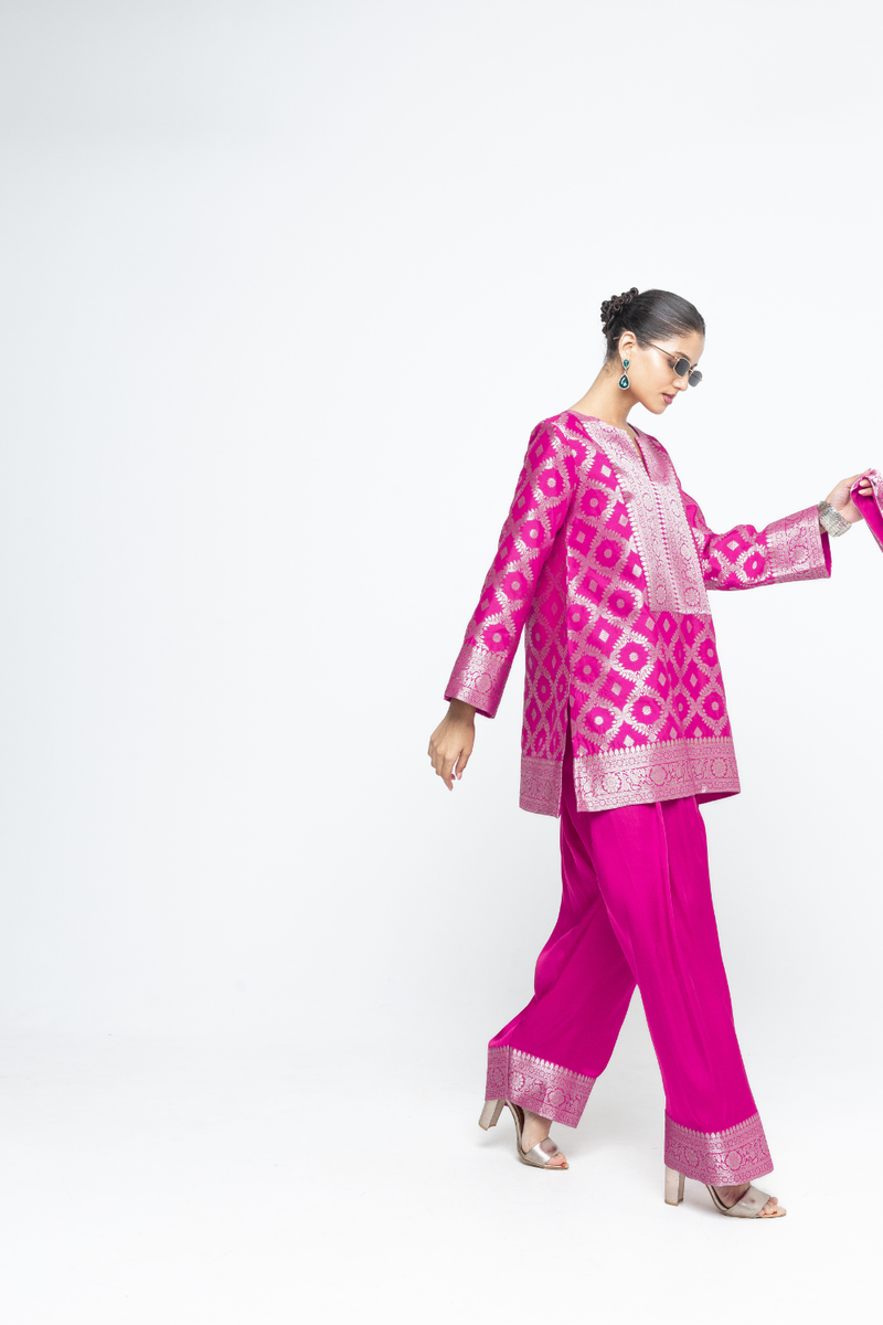 Seerat - Brocade Jaal Silk Kurta with Farshi set - Pink