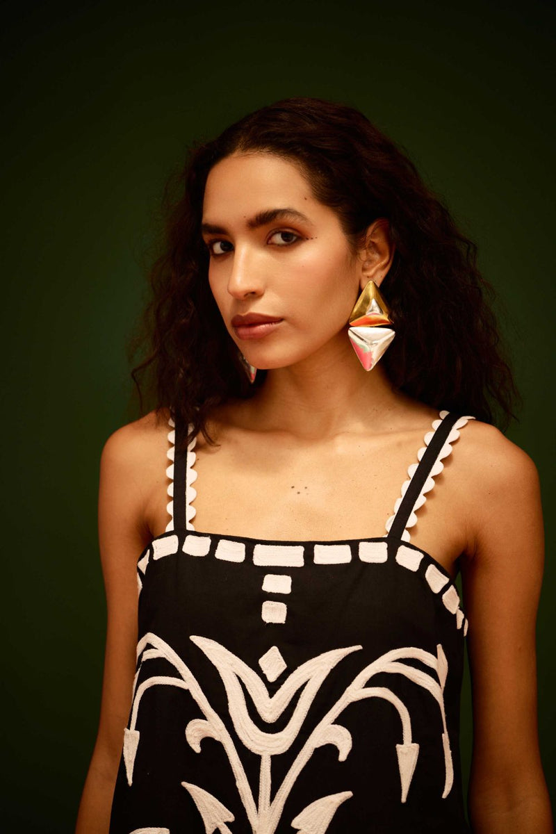 Black Strappy Cotton Shift Dress With Ivory Garden Thread Embroidery poplin Buy Black Strappy Cotton Shift Dress With Ivory Garden Thread Embroidery from C&W | Dresses for Women by Indian Summer Story in black color for women in Singapore