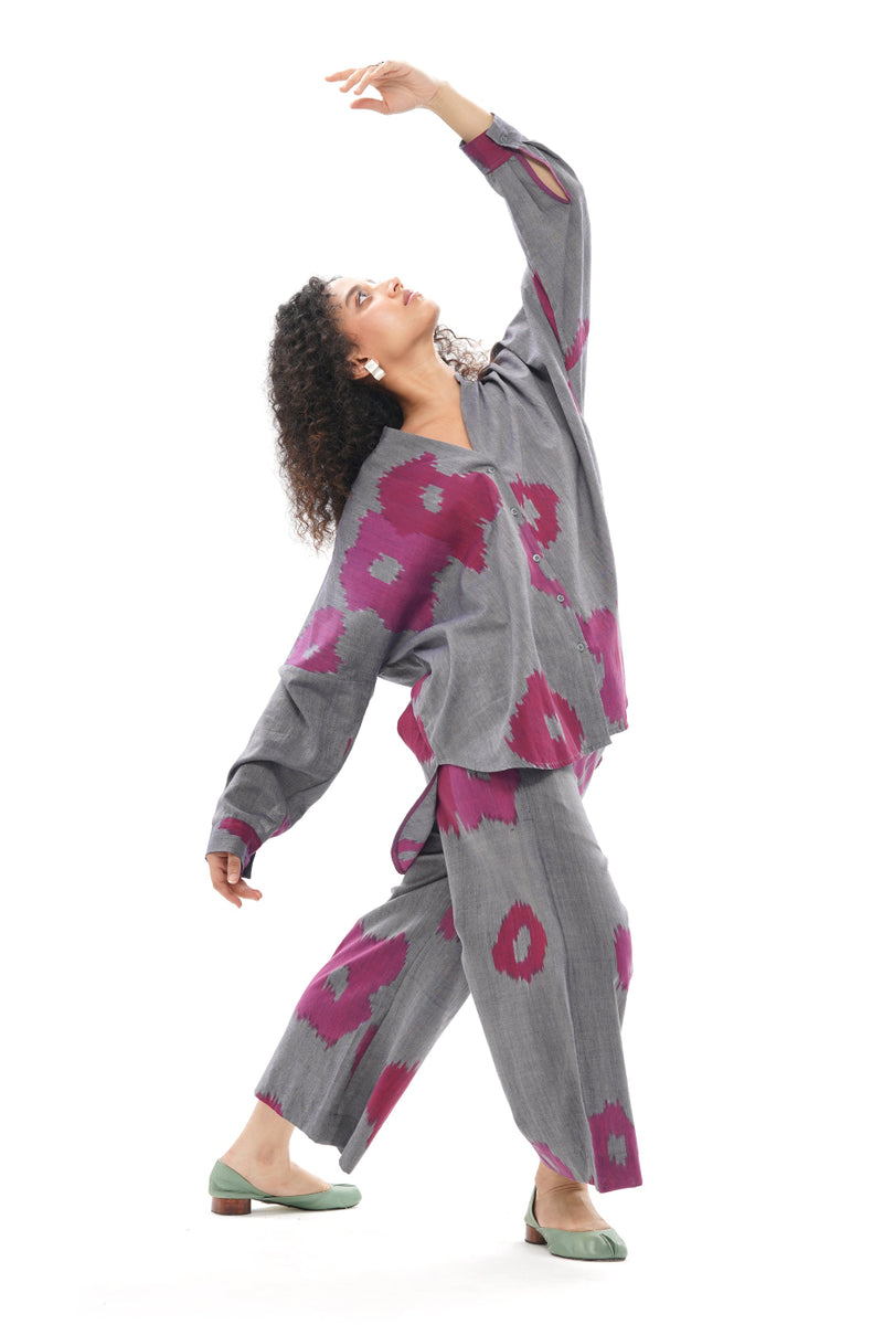 UME RELAXED SHIRT 100% cotton by Translate - Handwoven Ikat in blue color for women in Singapore