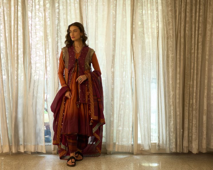 Pihu Dupatta chanderi dupatta by SWATTI KAPOOR in maroon for women in Singapore