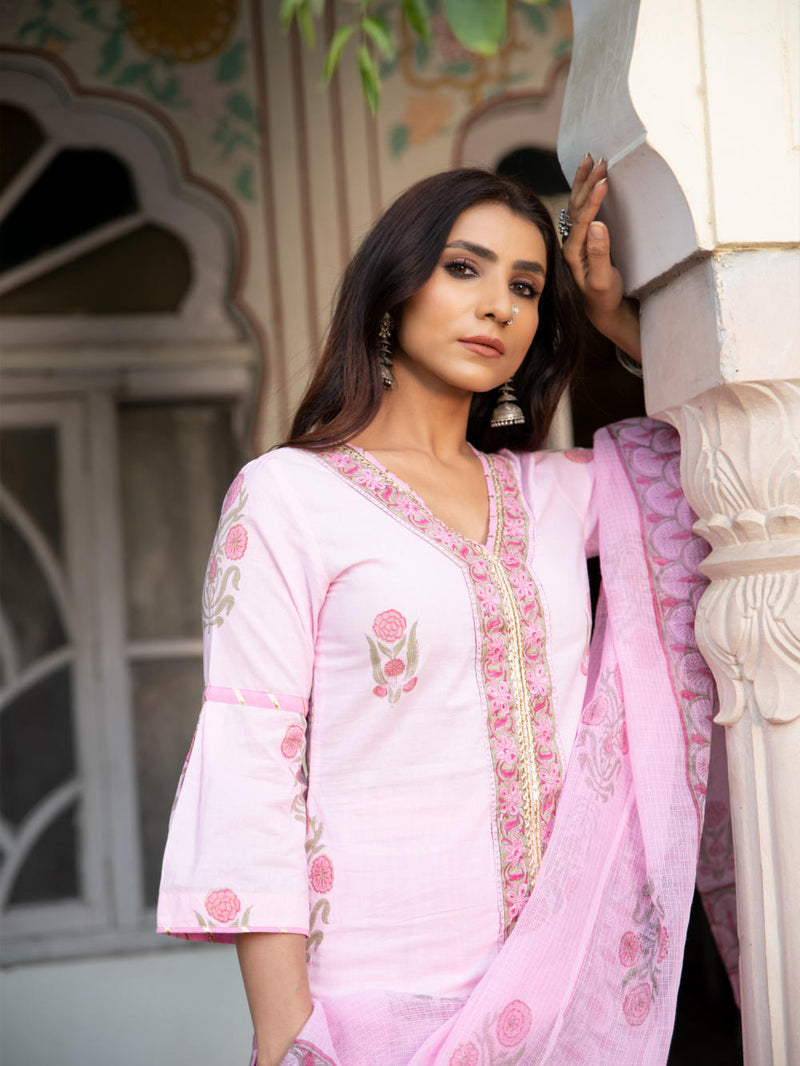 Chaand Sahar gulabi Salwar Set Chaand Sahar gulabi Salwar Set by Maison Shefali by Maison Shefali for women in Singapore