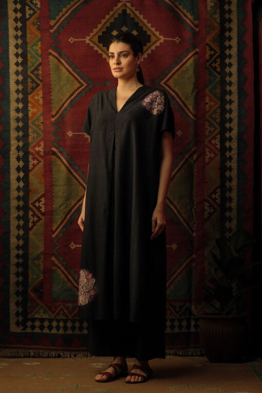 ‘Chakri’ Appliqué Embroidered kaftan black Plantain Applique Kaftan by Mallika Mathur by Mallika Mathur in black color for women in Singapore